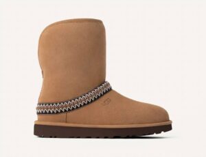 Women's Classic Short Crescent Boots In Chestnut