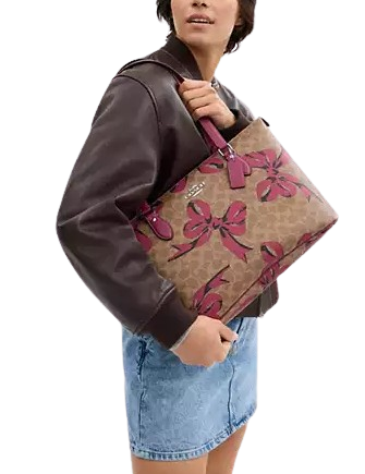 Coach Gallery Tote Bag In Signature Canvas With Bow Print - Image 4
