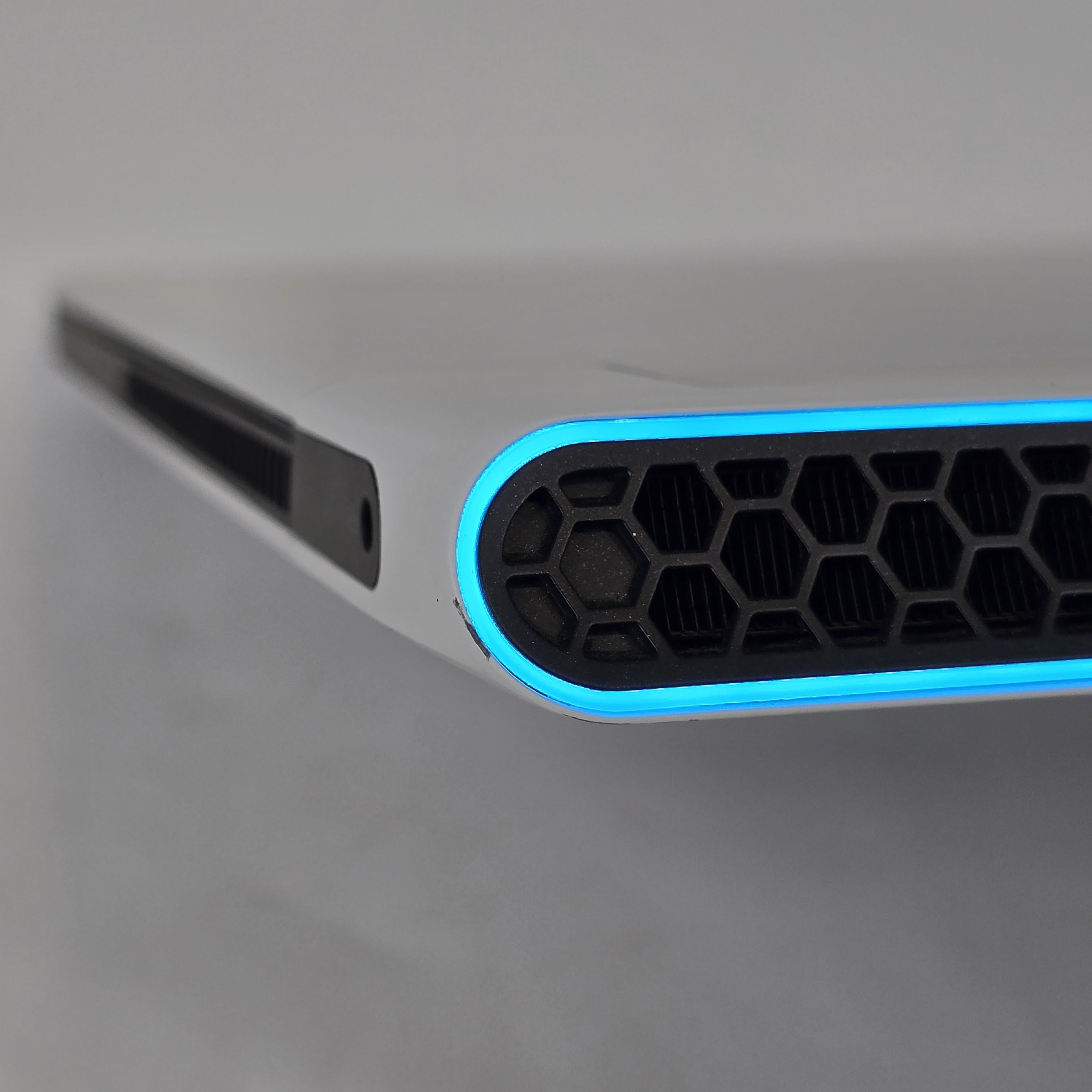 Alienware X17 R2 White 2.5 GHz Intel Core i9 12th Gen. 64GB RAM 2TB Solid State Drive NVIDIA GeForce RTX 3080 Ti 16 GB - Image 12